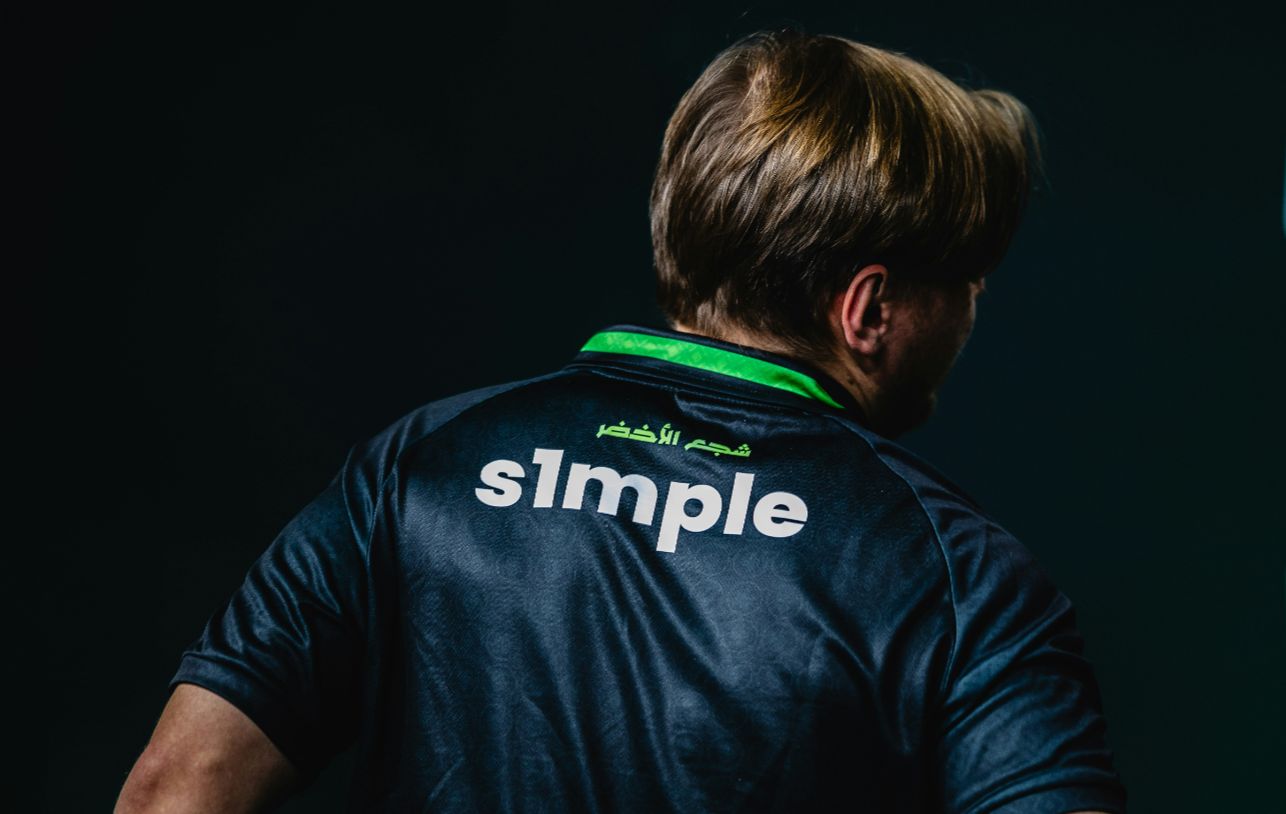 S13决赛主持人裴惠智分享决赛日与T1中野合照及赛后感言