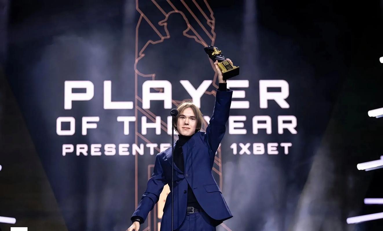 RNG官宣：原学院队中单选手Xzz正式上调至主队